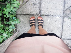 nye sandaler i haven