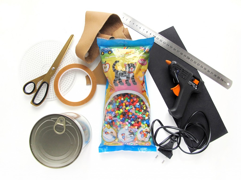 materia ler til diy: hama perler, limpistol, saks, tape, konservesdåse, læder og papir