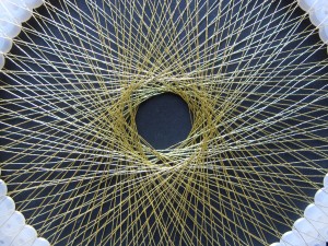 string art med guld tråd
