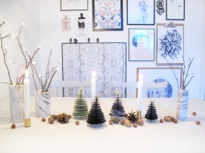 julebordet med applicata lysestager, marmor vaser og guld nødder
