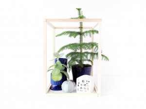 brug diy træ kuben til udstilling af planter og keramik