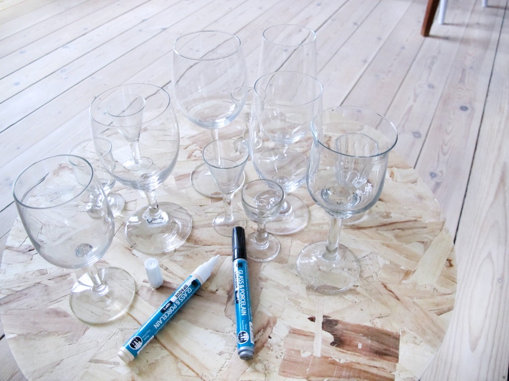 glas fra genbrug på søstrene grene bord af osb plade