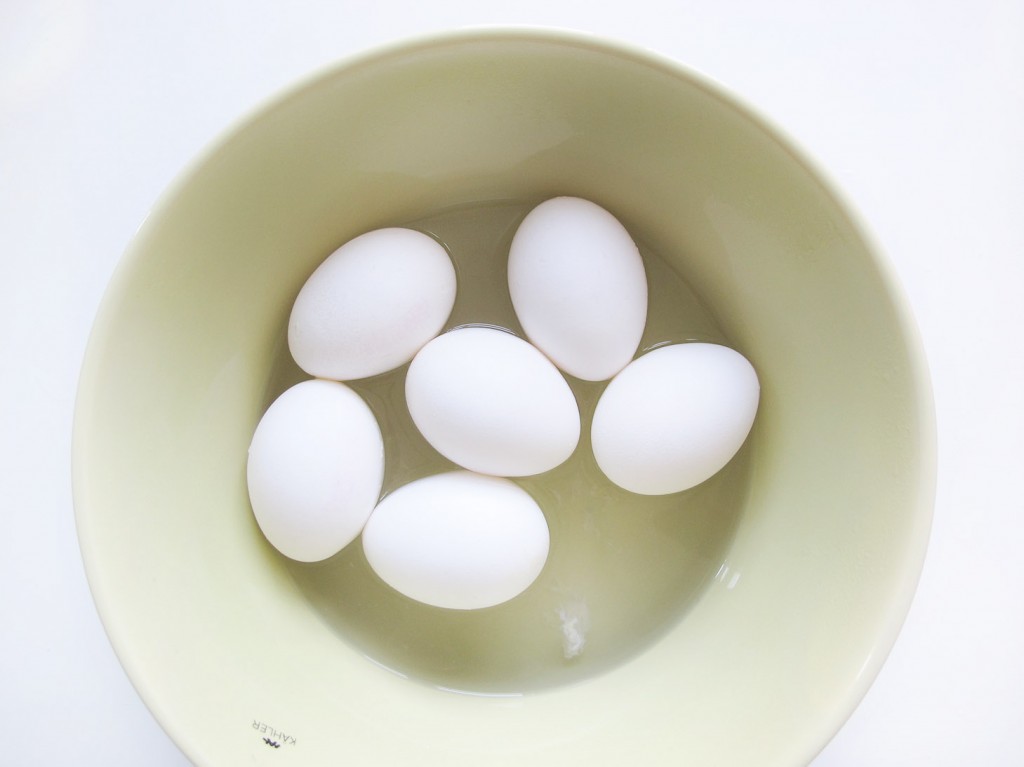 æg i kahler skål med kogende vand