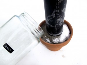 fyld urtepotten op med salt
